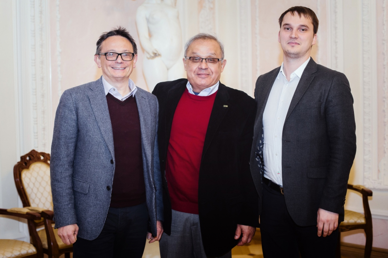 ‪Aldo Di Carlo, Anvar Zakhidov, and Sergey Makarov