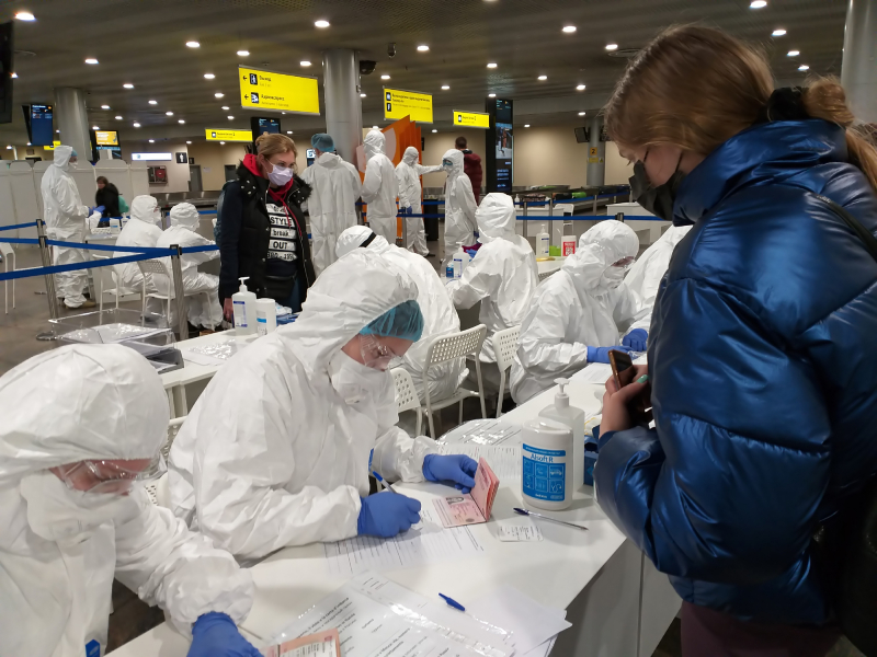 Пассажиры проходят медицинское обследование в аэропорту Шереметьево в Москве. Фото: Zoooom / depositphotos.com
