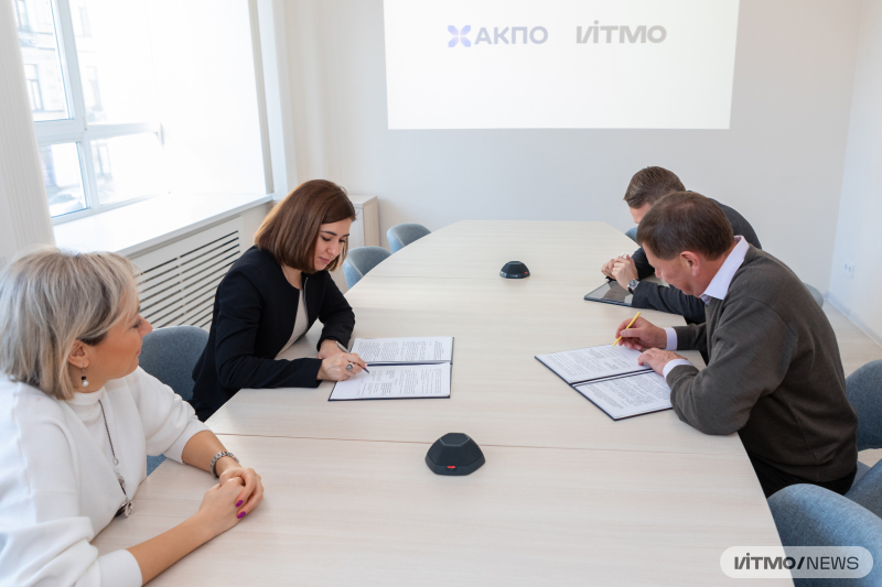 The signing ceremony between ITMO University and the Association of Major Software and Equipment Consumers. Photo by Dmitry Grigoryev / ITMO.NEWS
