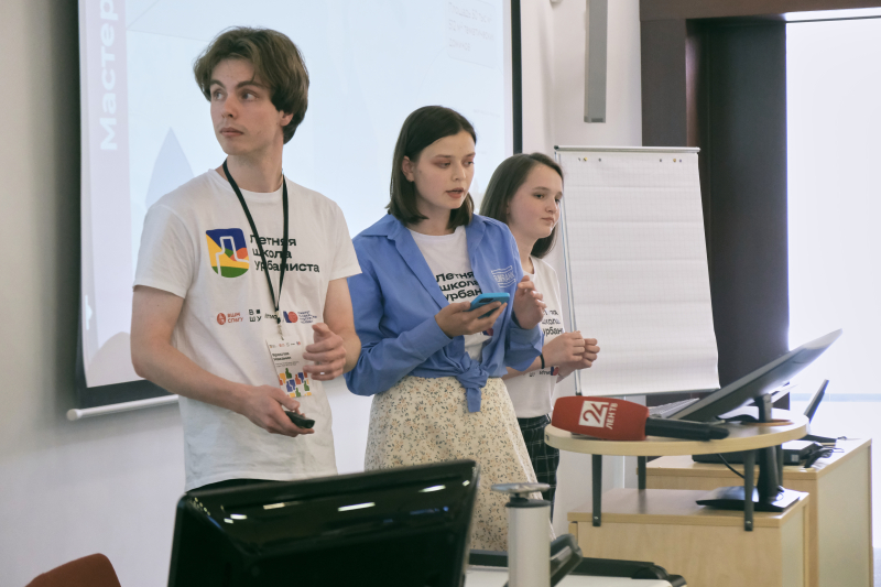 Olga Chubarova (center). Photo courtesy of the school's organizers
