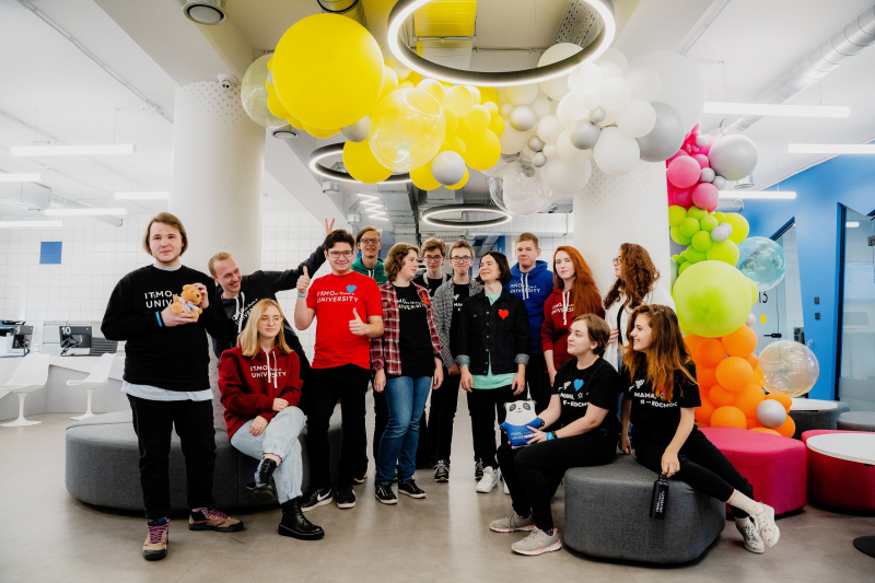 ITMO students at the Student Services Office. Photo by ITMO.NEWS
