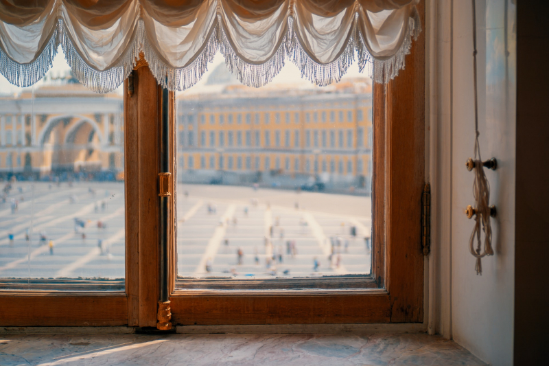 A view of Palace Square from the Hermitage. Credit: Jelle van Leest (@jelle_van_leest) via Unsplash
