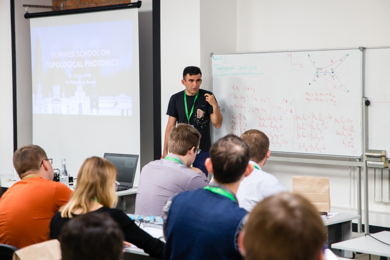 Scientific seminar during the 2019 summer school on topological photonics at ITMO’s Faculty of Physics and Engineering