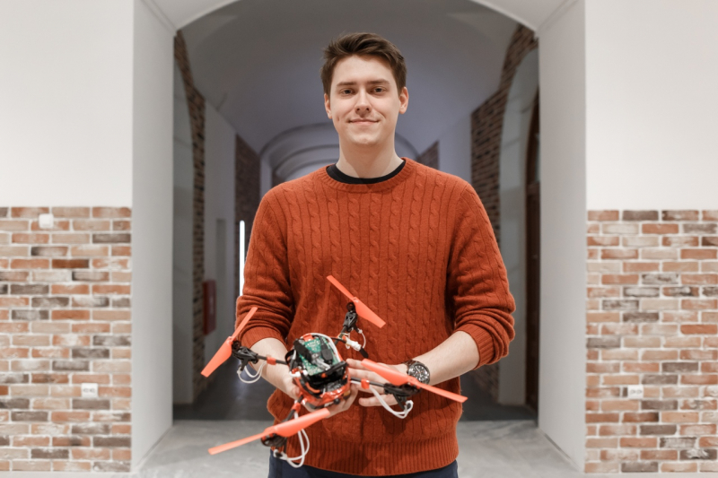 Артемий Зенкин с дроном, победившим на конкурсе Robotex