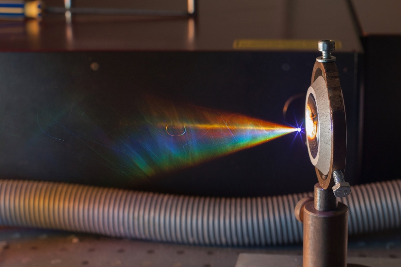 Фемтосекундная лазерная искра и формируемый ей, расходящийся конусом, суперконтинуум. Автор: Семён Смирнов